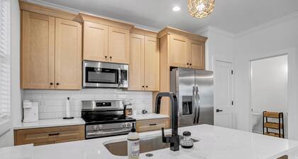 Charming 3-BR townhome < 1 Mile from Fluor Field: Garage, E-Bike Rental, 2KingB