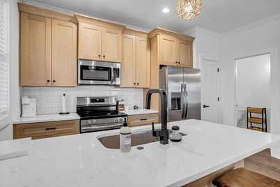 Charming 3-BR townhome < 1 Mile from Fluor Field: Garage, E-Bike Rental, 2KingB