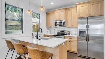 Microondas, horno, parrilla de estufa y lavavajillas