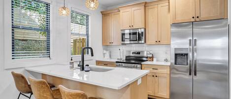 Een microgolfoven, een oven, een kookplaat, een vaatwasser