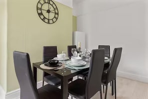 Dining - Family - Sleeps 6 - Garden - Parking (Manchester)