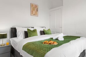 3 bedrooms, iron/ironing board, free WiFi, bed sheets - Family - Sleeps 6 - Garden - Parking (Manchester)
