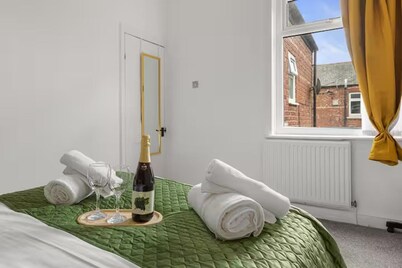 Family - Sleeps 6 - Garden - Parking