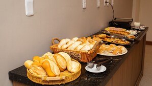 A buffet with various breads and pastries. - Amazon Seasons Hotel (Belém)