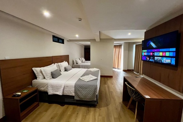 Quarto quádruplo conforto | Roupas de cama premium, camas com colchões pillow-top, frigobar