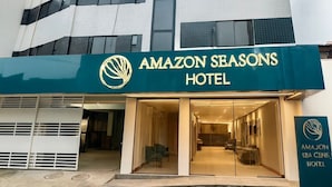 A multi-story building with a sign for 'Amazon Seasons Hotel'. - Amazon Seasons Hotel (Belém)
