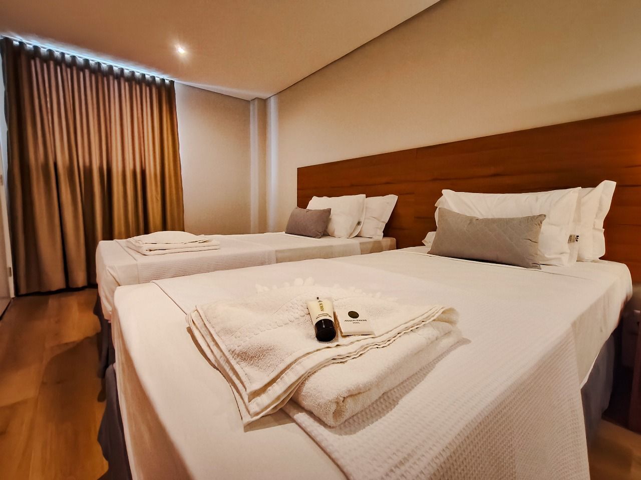 Literie de qualité, lit avec matelas à plateau-coussin, minibar