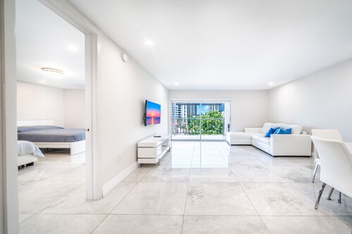 “Beachside 1BR Oasis ‒ Pool, Secure Lobby, Sleeps 5 in Sunny Isles”