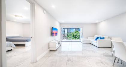 âBeachside 1BR Oasis â Pool, Secure Lobby, Sleeps 5 in Sunny Islesâ