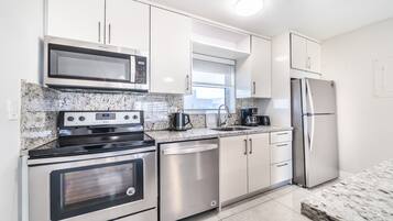 Microondas, horno, placa de cocina y lavavajillas