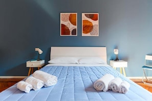 2 habitaciones, escritorio, tabla de planchar con plancha y wifi gratis 