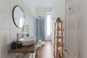 Regadera, secadora de cabello, toallas 