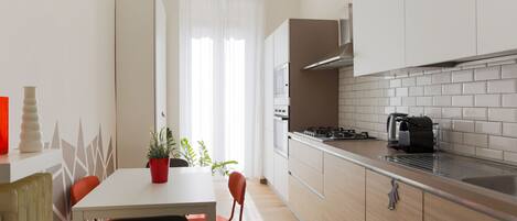 Kühlschrank, Mikrowelle, Ofen, Geschirrspüler