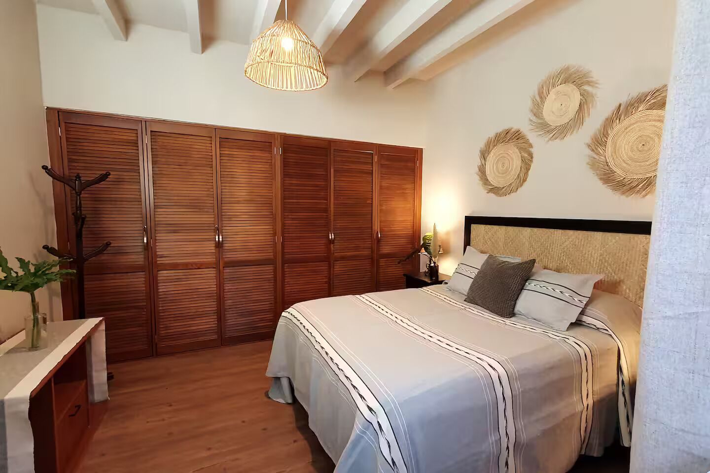 2 dormitoris, planxa i posts de planxar, wifi i roba de llit 