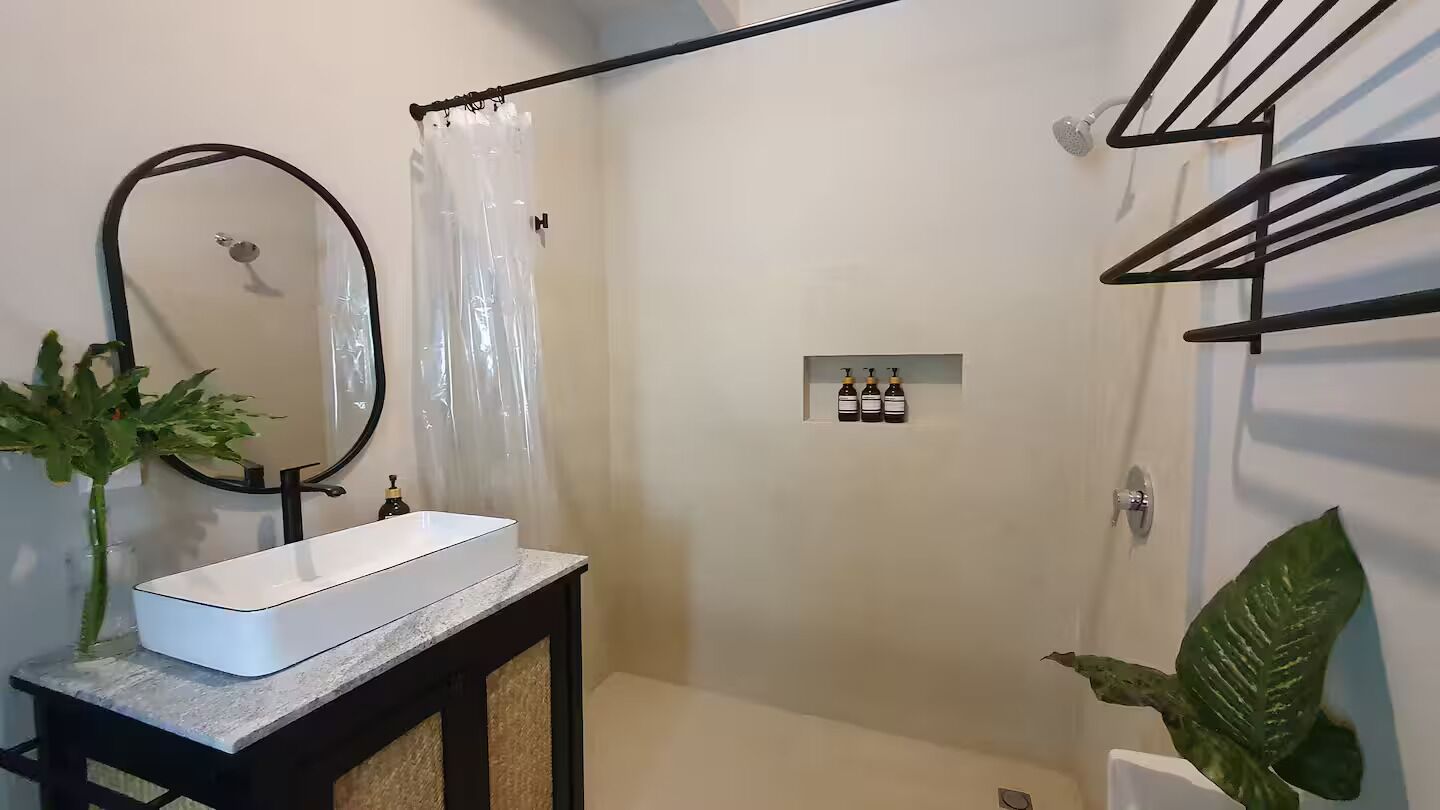 Secador de pelo, toallas, jabón y champú