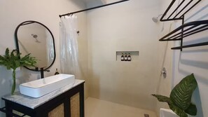 Sèche-cheveux, serviettes fournies, savon, shampoing
