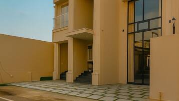 Vista frontal de la propiedad