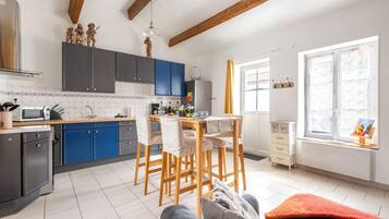 Fridge, microwave, oven, coffee/tea maker