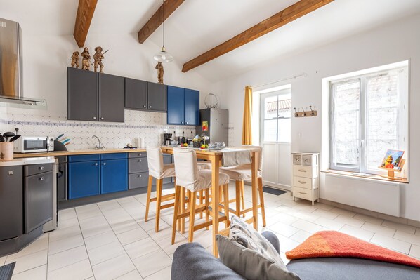 Kühlschrank, Mikrowelle, Ofen, Wasserkocher mit Kaffee-/Teezubehör