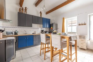 Fridge, microwave, oven, coffee/tea maker