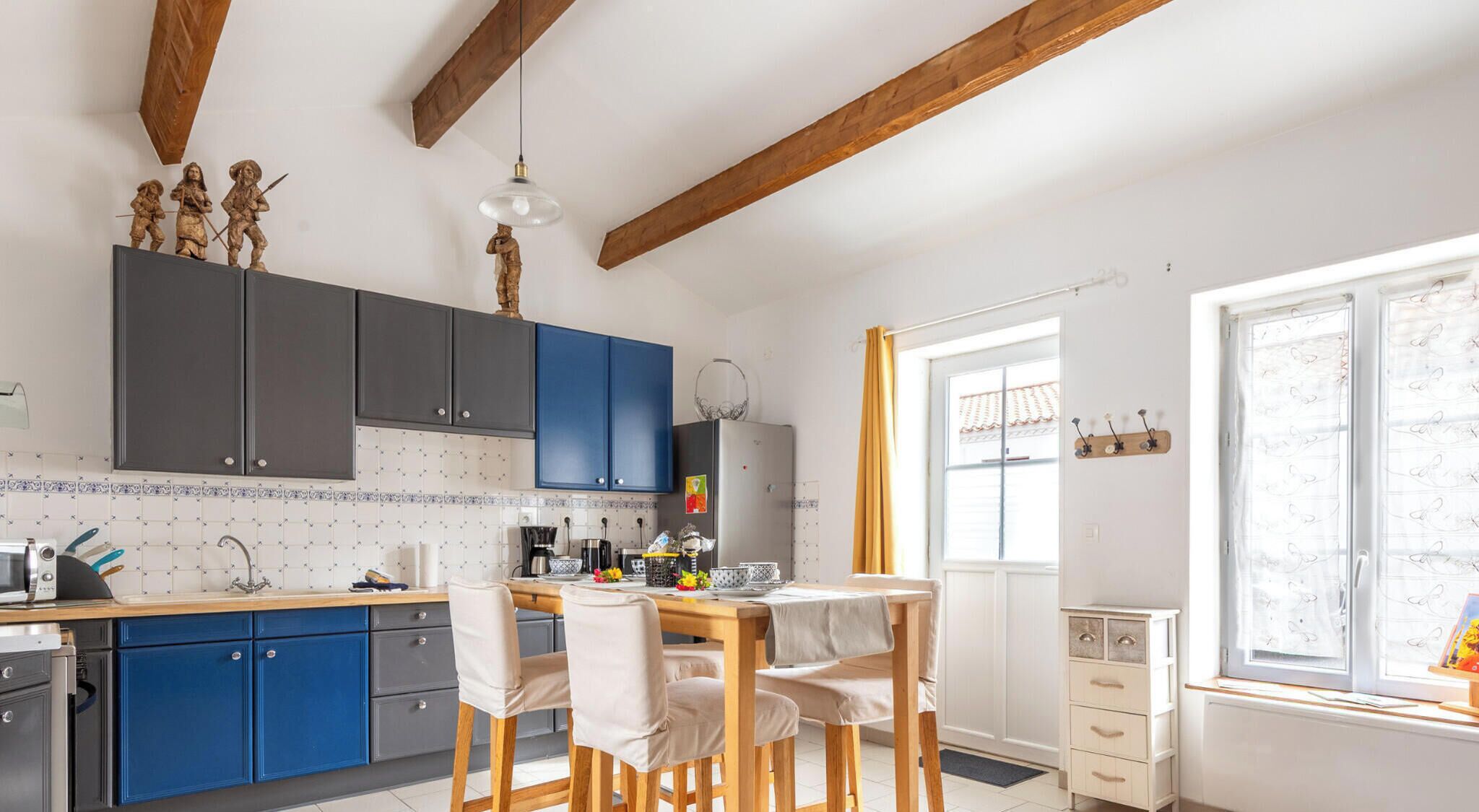 Geladeira, micro-ondas, fogão, cafeteira/chaleira