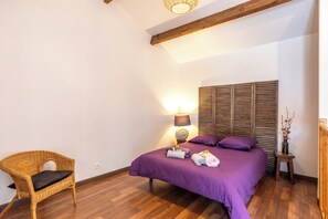 2 bedrooms, iron/ironing board, WiFi, bed sheets