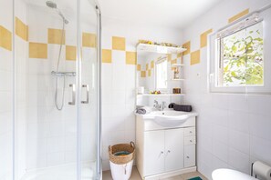 Shower, towels