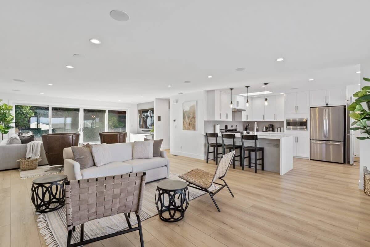 House | Living area | 80-inch Smart TV with cable channels