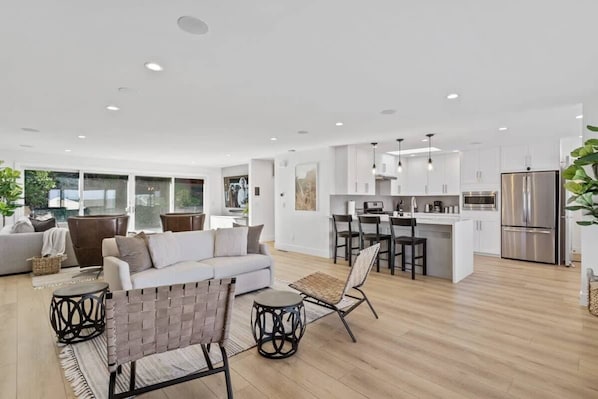 Casa, 3 habitaciones, vista a la bahía | Área de sala de estar | Smart TV de 80 pulgadas con canales por cable 