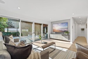 Casa | Zona de estar | Smart TV de 80 pulgadas con canales por cable