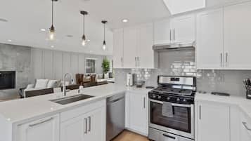 House | Private kitchen | Microwave, oven, stovetop, dishwasher