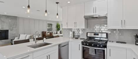 Casa | Cocina privada | Microondas, horno, parrilla de estufa y lavavajillas