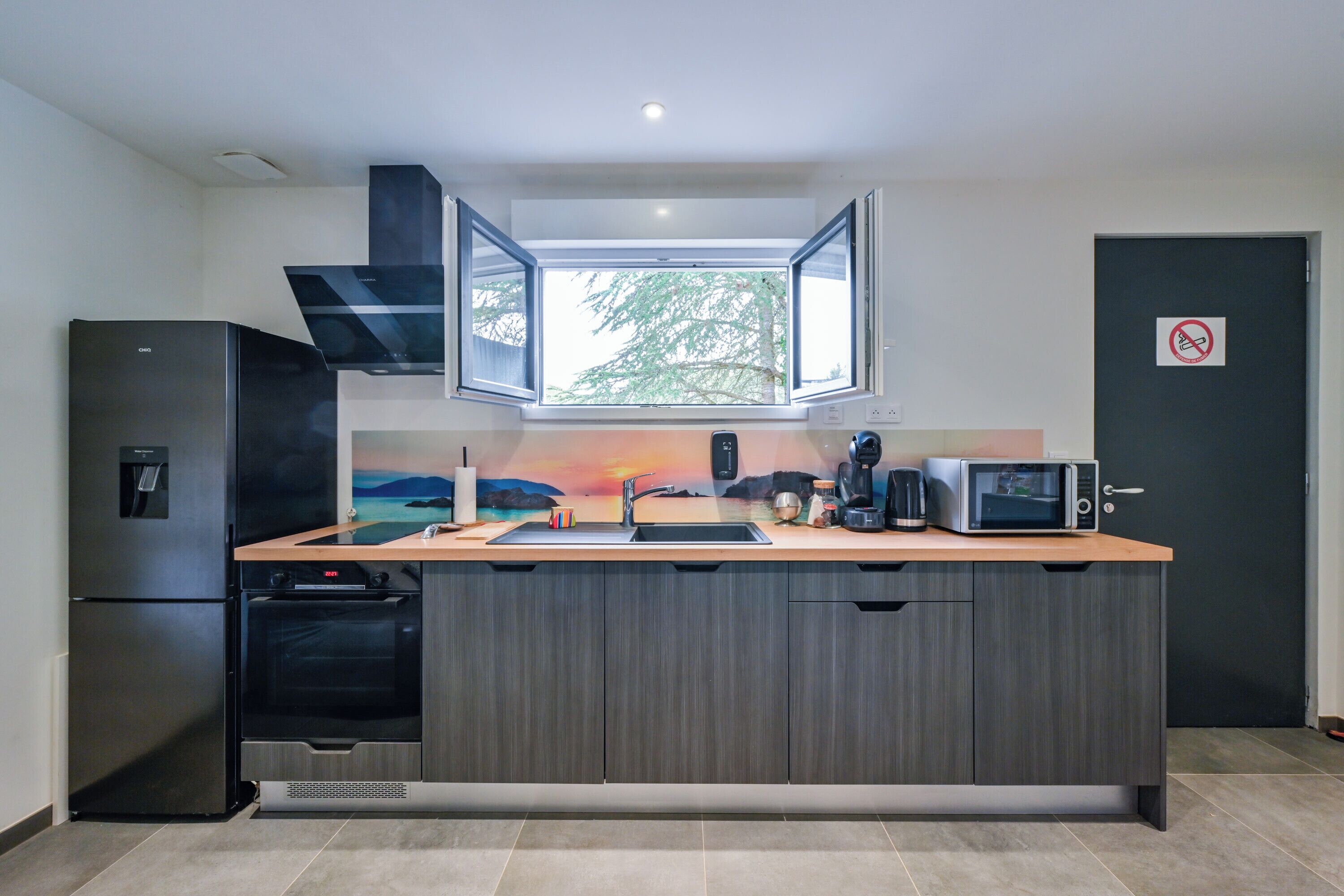 Kühlschrank, Mikrowelle, Ofen, Wasserkocher mit Kaffee-/Teezubehör