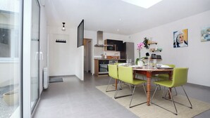 A modern kitchen with a dining area. - Le Debussy - Wifi - Parking - Centre (Laval)