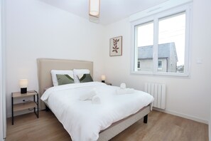 Iron/ironing board, WiFi, bed sheets