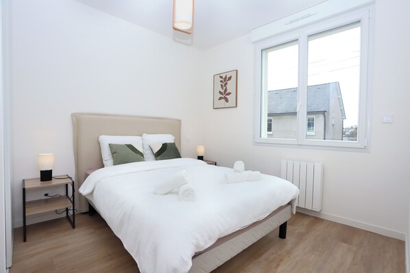 Iron/ironing board, WiFi, bed sheets