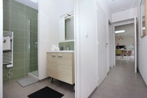 Douche, sèche-cheveux, serviettes fournies