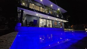 A modern two-story building with a swimming pool in the foreground. - Palmas - Infinity Pool House - Bagaces La Fortuna. (Provincia de Guanacaste)