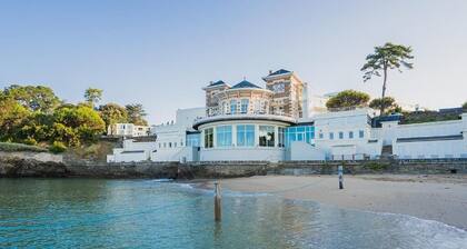 Spacious house with pool table and table soccer