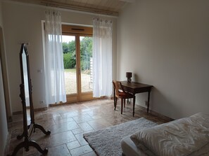 4 bedrooms, iron/ironing board, free WiFi