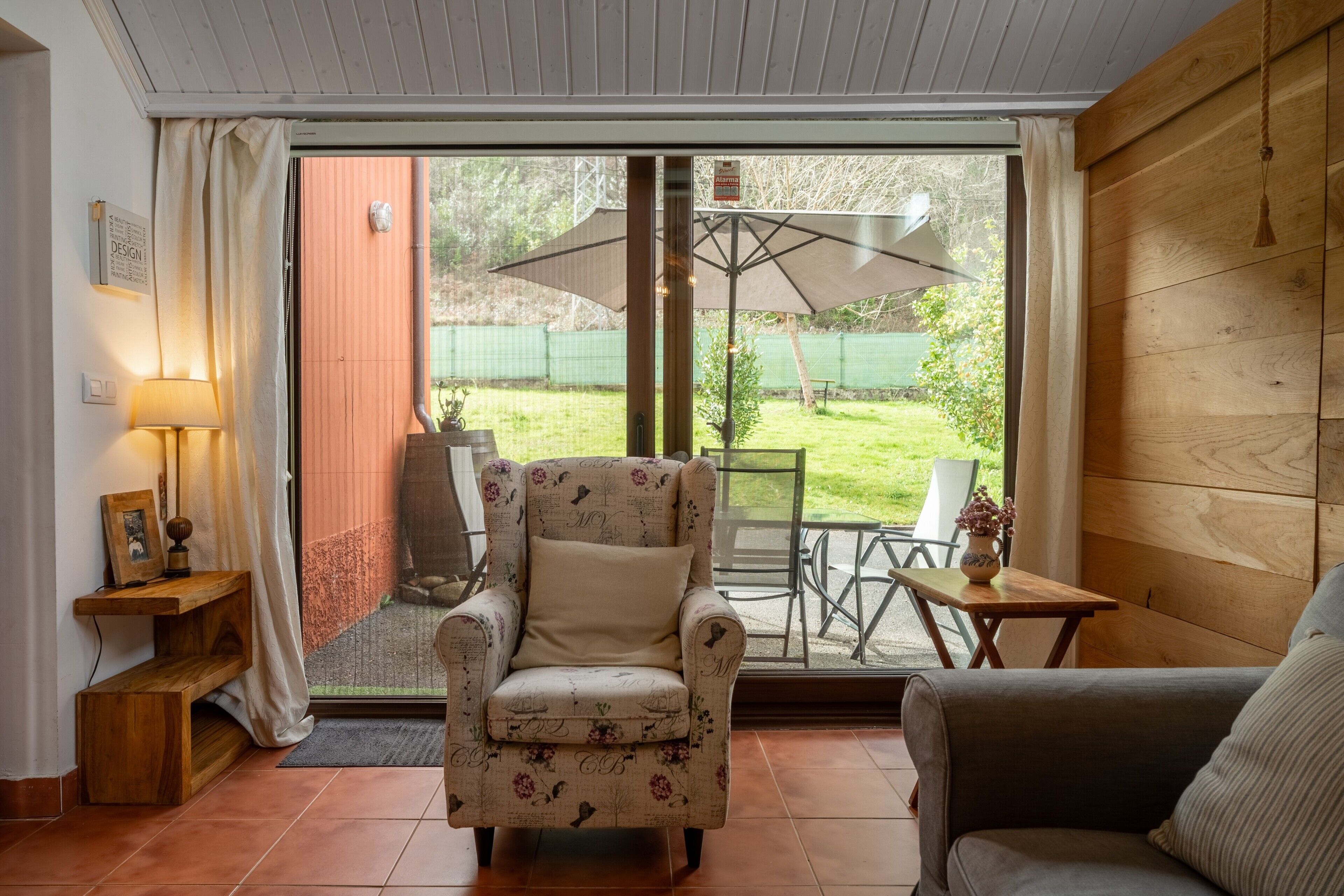 Televisión, chimenea, reproductor de DVD, mesa de ping pong