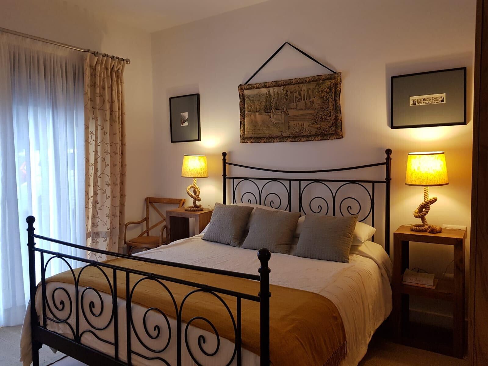 3 عدّة غرف نوم ومكواة/لوح كي وواي فاي وملاءات أسرّة