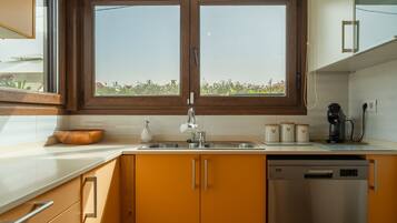 Geladeira, micro-ondas, fogão, cooktop