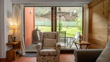 TV, lareira, DVD player, mesa de pingue-pongue