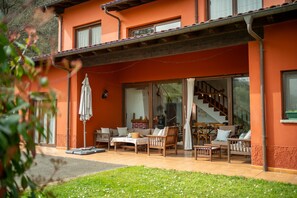 Outdoor dining - Holiday Home 'Casa Carmen' with Mountain Views (Parres)