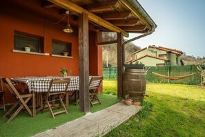 Outdoor dining - Holiday Home 'Casa Carmen' with Mountain Views (Parres)