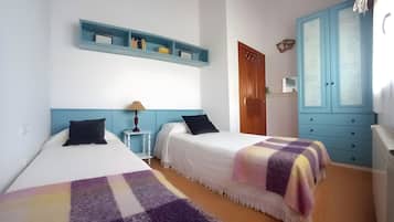 3 bedrooms, iron/ironing board, WiFi, bed sheets