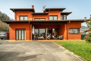 Exterior - Holiday Home 'Casa Carmen' with Mountain Views (Parres)