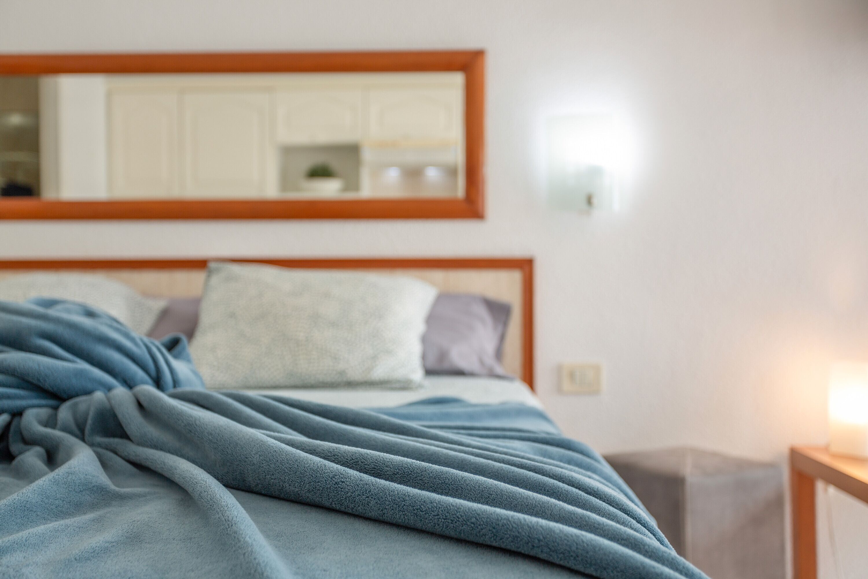 Een strijkplank/strijkijzer, wifi, beddengoed