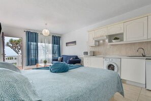 Een strijkplank/strijkijzer, wifi, beddengoed